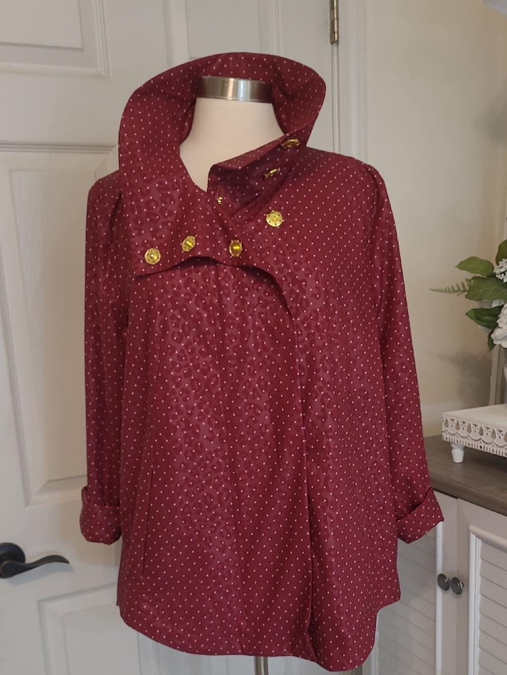 Chico's Zenergy Neema Embossed Dot Anorak Jacket in a mulberry red color Size 2
